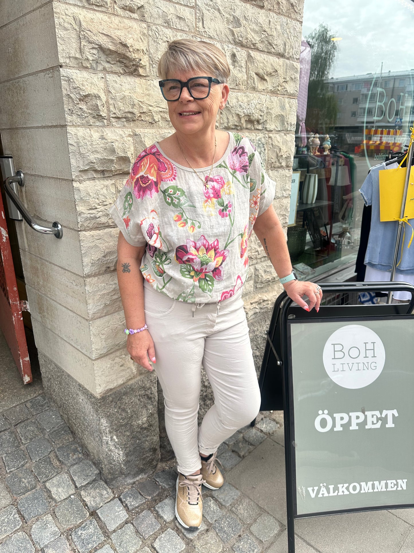 Topp med fint mönster - beige