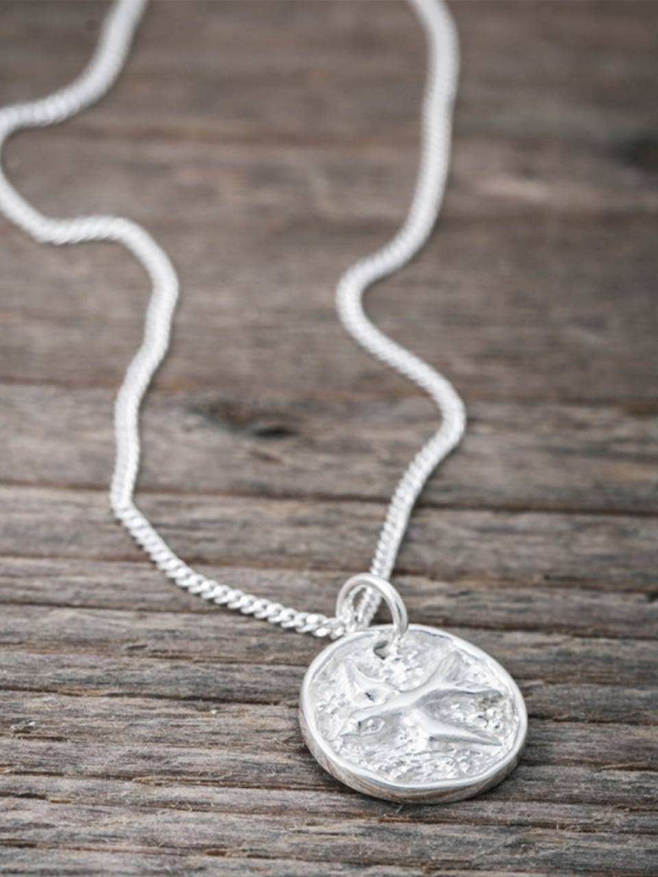 Silverhalsband lyckopeng svala